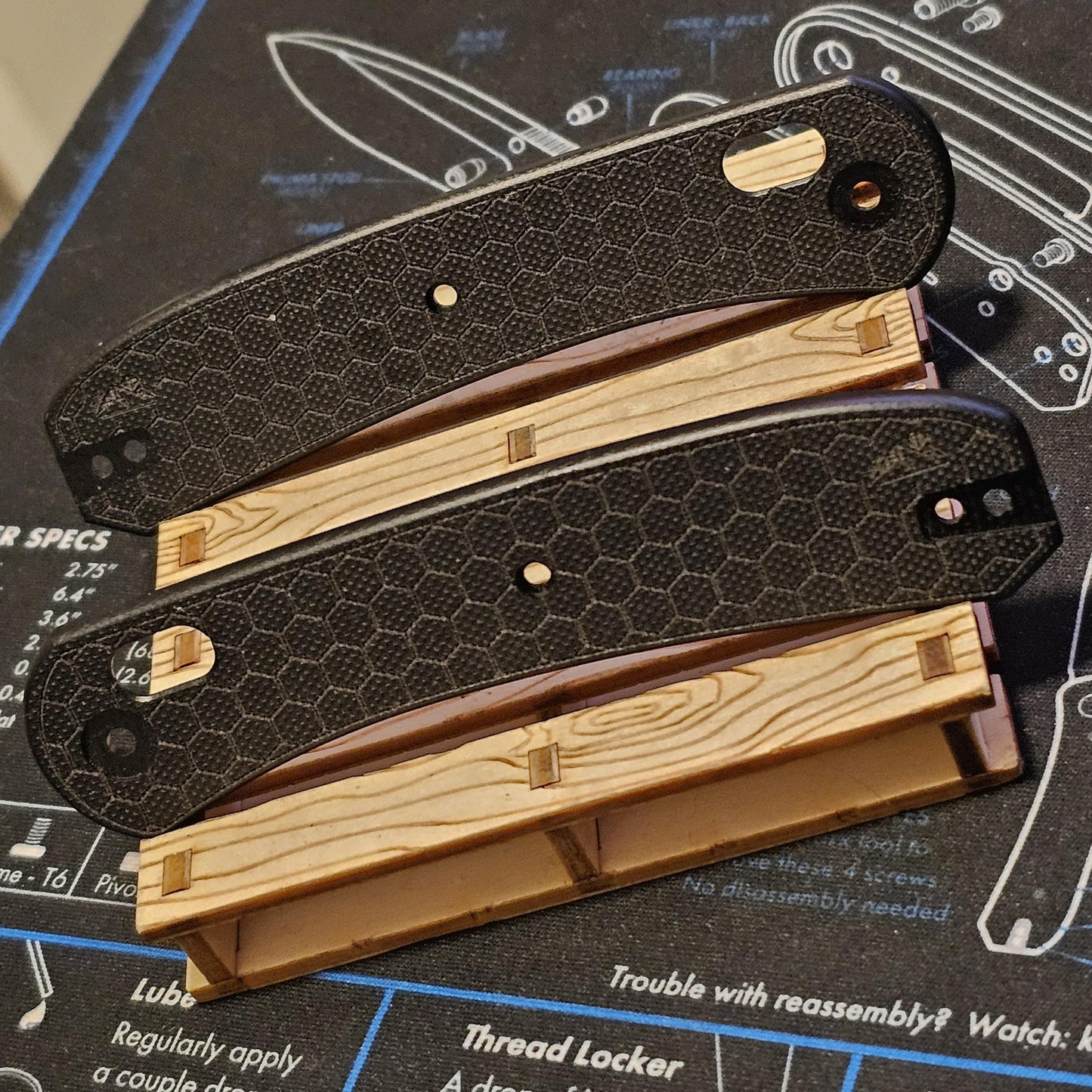 Knafs Lander 2 G10 Scales - Hex Pattern